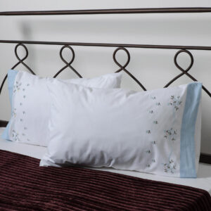 Βαμβακερή μαξιλαροθήκη με κέντημα 050 (46cm x 70cm) λευκό με σιέλ φάσα ζευγάρι